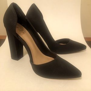 I only wore 3 times. They’re sitting in my closet.